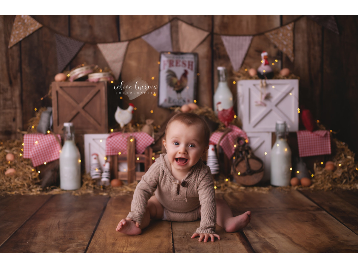 Baby & cake smash photo backdrop A la Ferme – wooden farm with hay bales, bunting and milk bottles | Colors&Drops