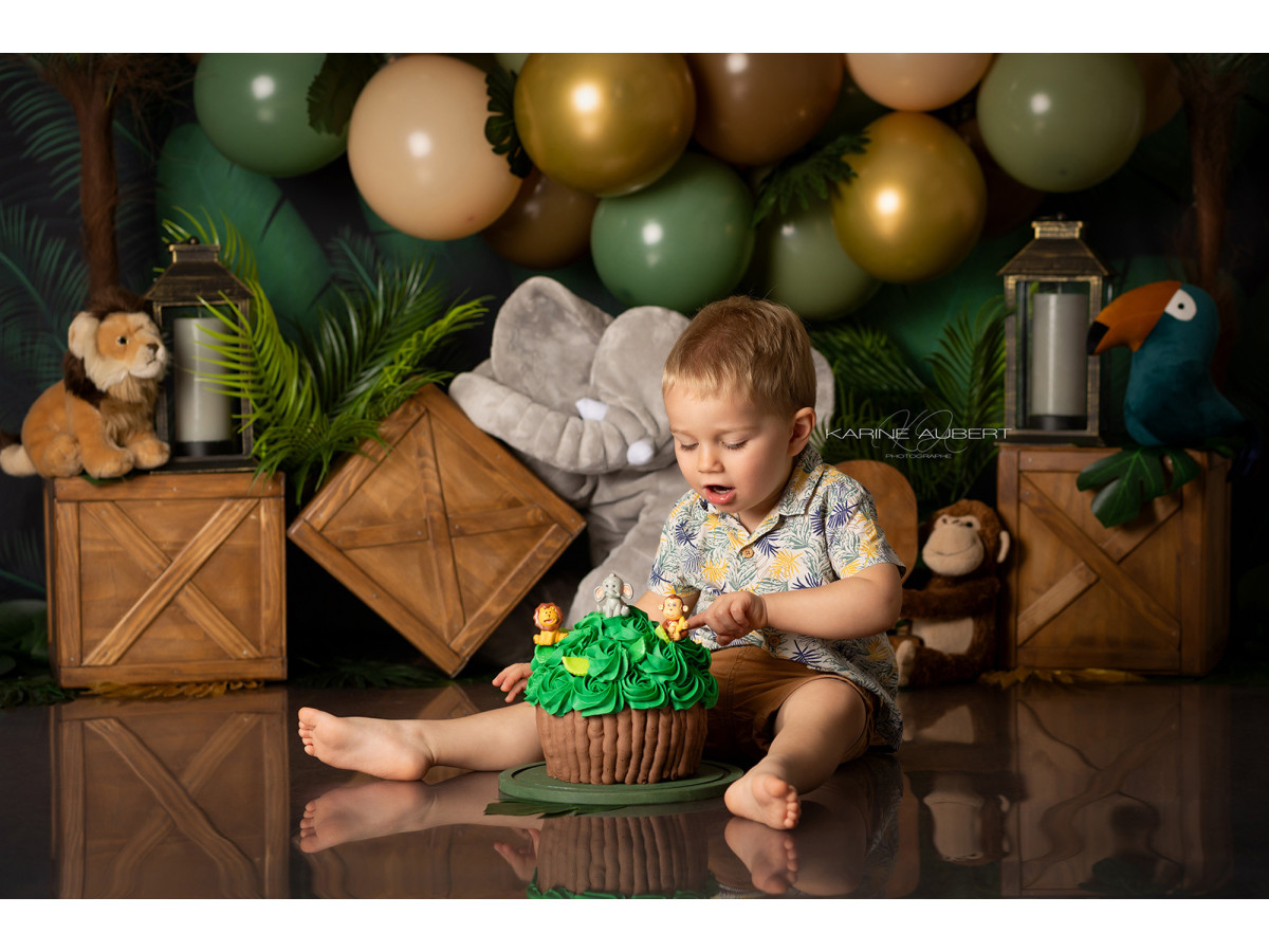 Baby & cake smash photo backdrop Ballon Jungle Forest – gold and green balloons in jungle with plush elephant | Colors&Drops