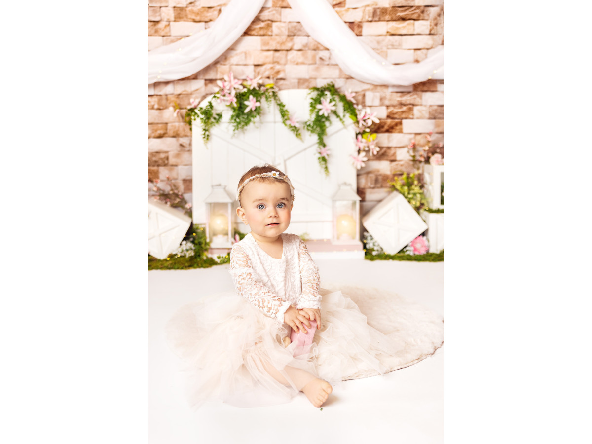Fond photo bébé et smash cake Springy – porte de grange blanche sur mur en brique avec drapé | Colors&Drops