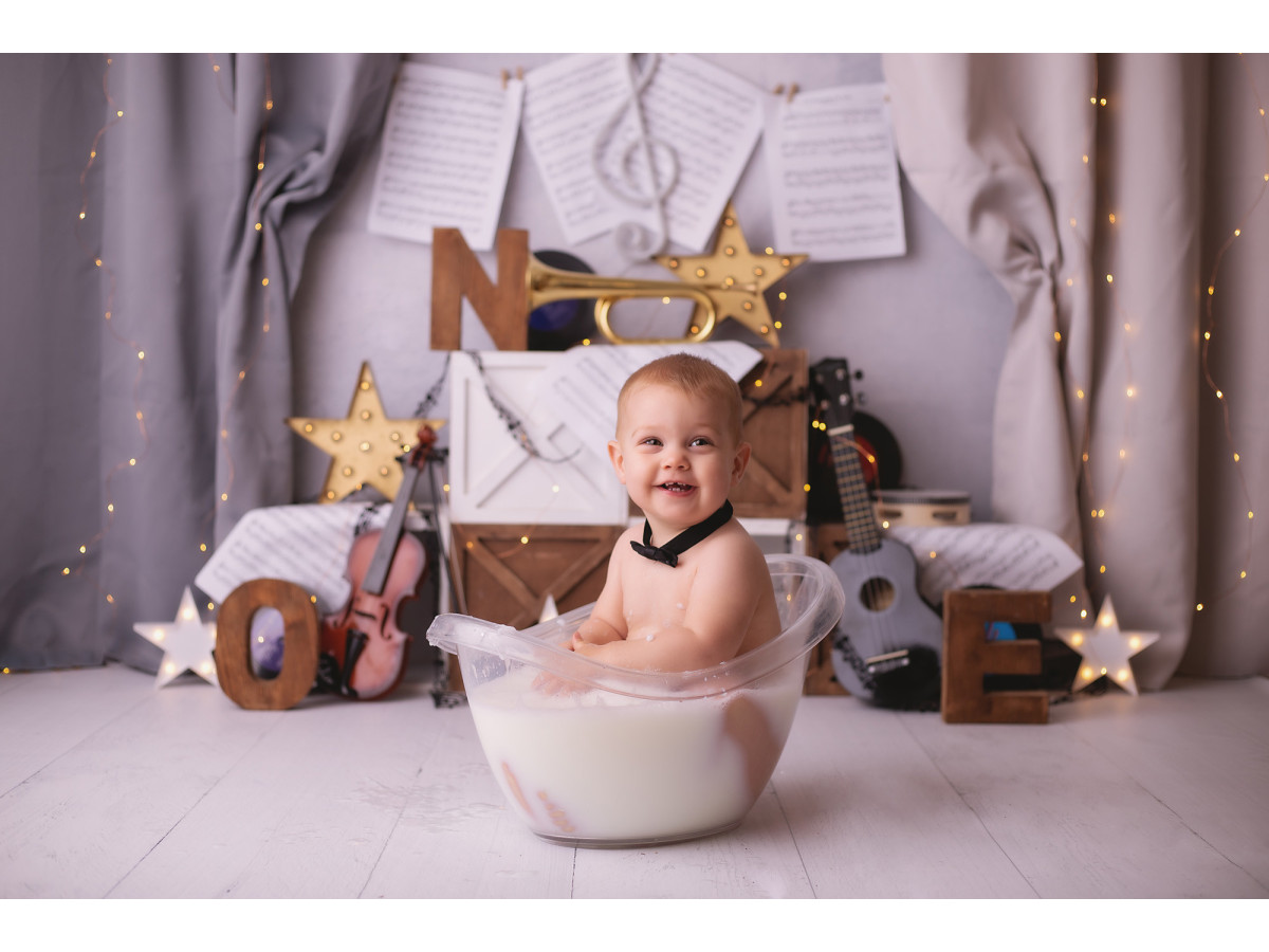 Fond photo bébé et smash cake Musique – rideaux gris avec partitions, instruments et étoiles | Colors&Drops
