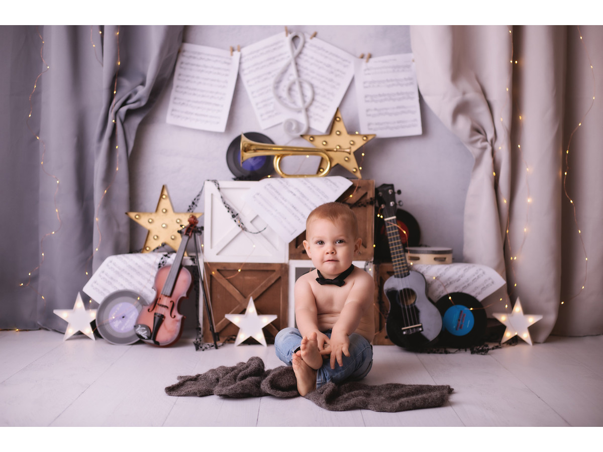 Fondo fotográfico de bebé y smash cake Musique – cortinas grises con partituras, instrumentos y estrellas | Colors&Drops
