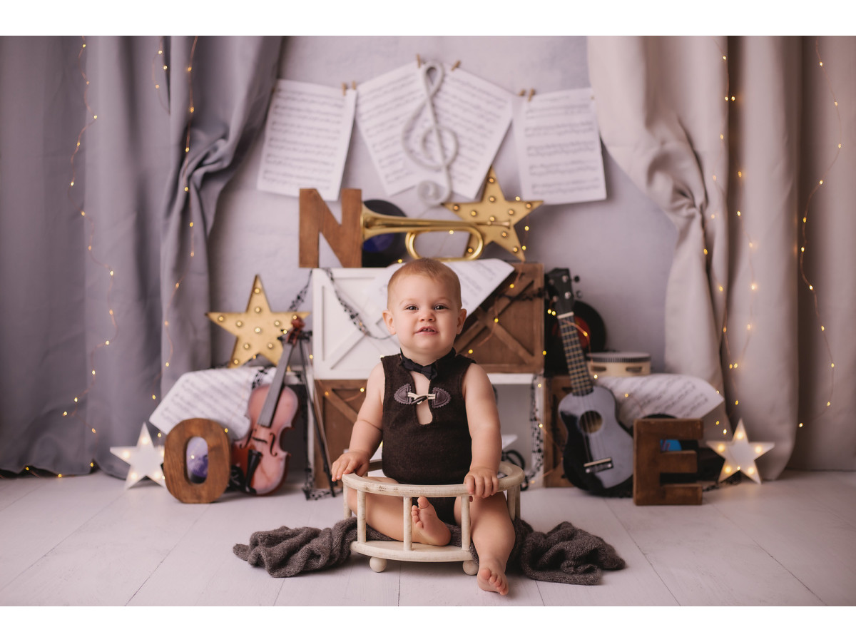 Fond photo bébé et smash cake Musique – rideaux gris avec partitions, instruments et étoiles | Colors&Drops
