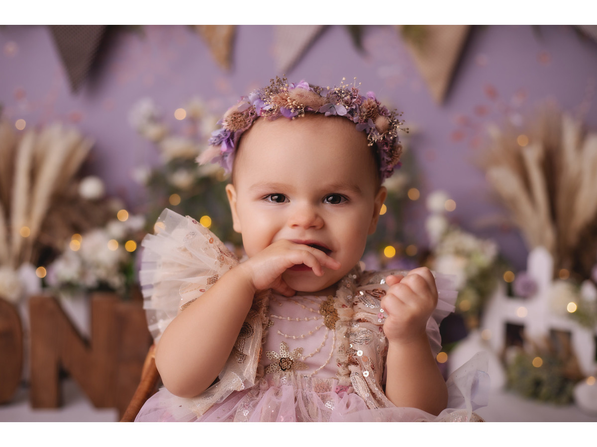 Baby & cake smash photo backdrop Petunia – lilac wall with bunting, flowers and white fence | Colors&Drops