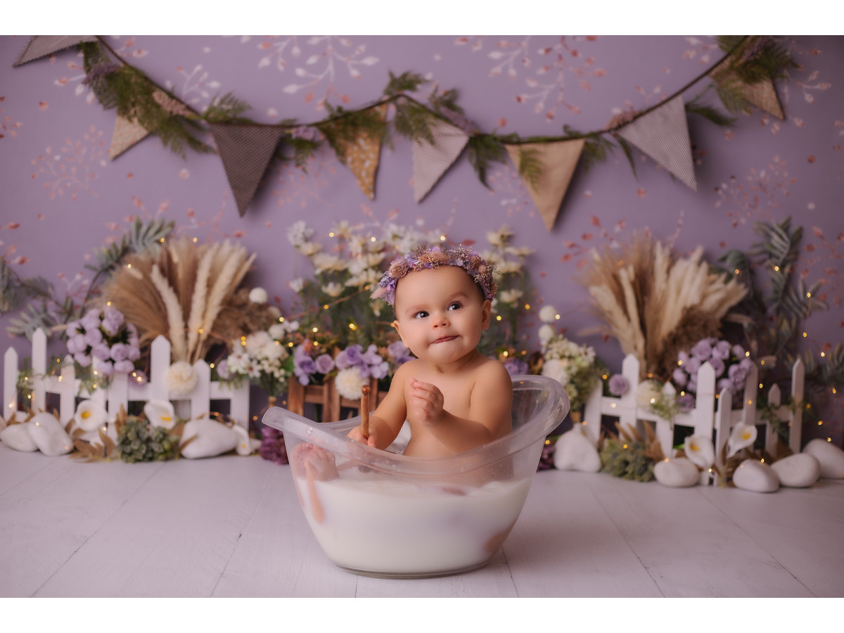 Baby & cake smash photo backdrop Petunia – lilac wall with bunting, flowers and white fence | Colors&Drops