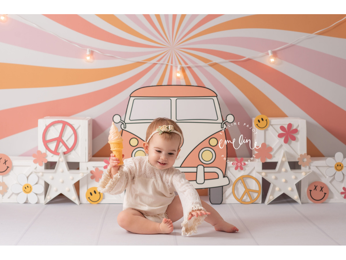 Fond photo bébé et smash cake Austin Vw – van rétro rose sur fond rayons orange et rose | Colors&Drops