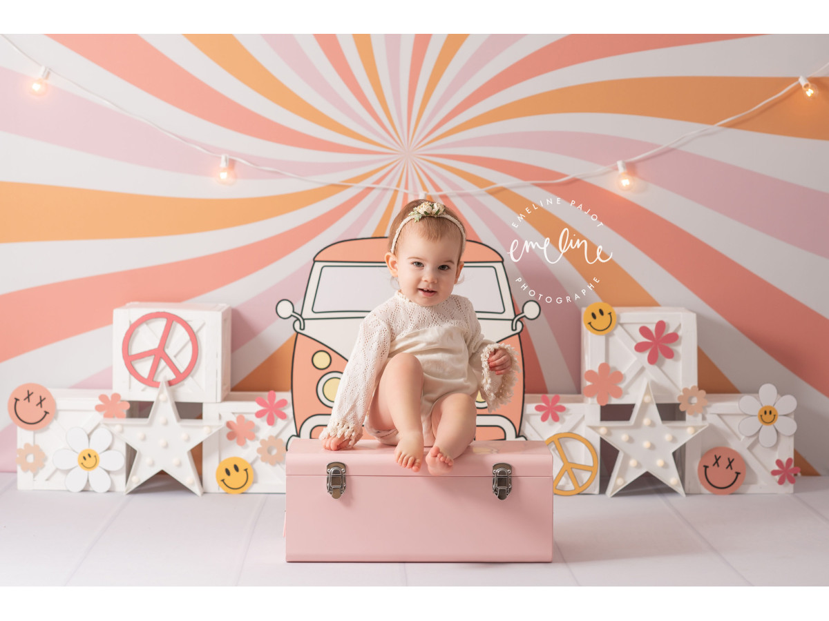 Fond photo bébé et smash cake Austin Vw – van rétro rose sur fond rayons orange et rose | Colors&Drops