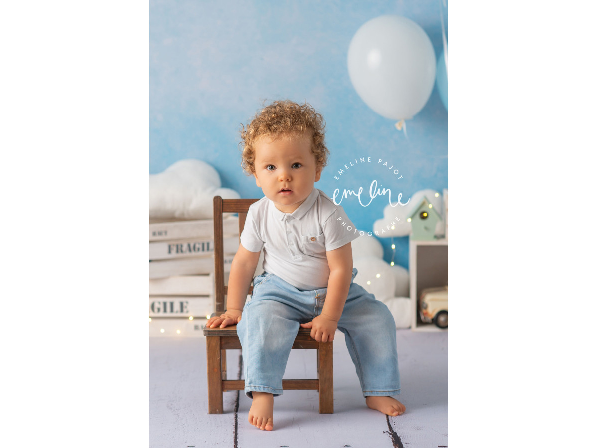 Fond photo bébé et smash cake Leon II – mur bleu avec ballons, nuages et caisses fragile | Colors&Drops