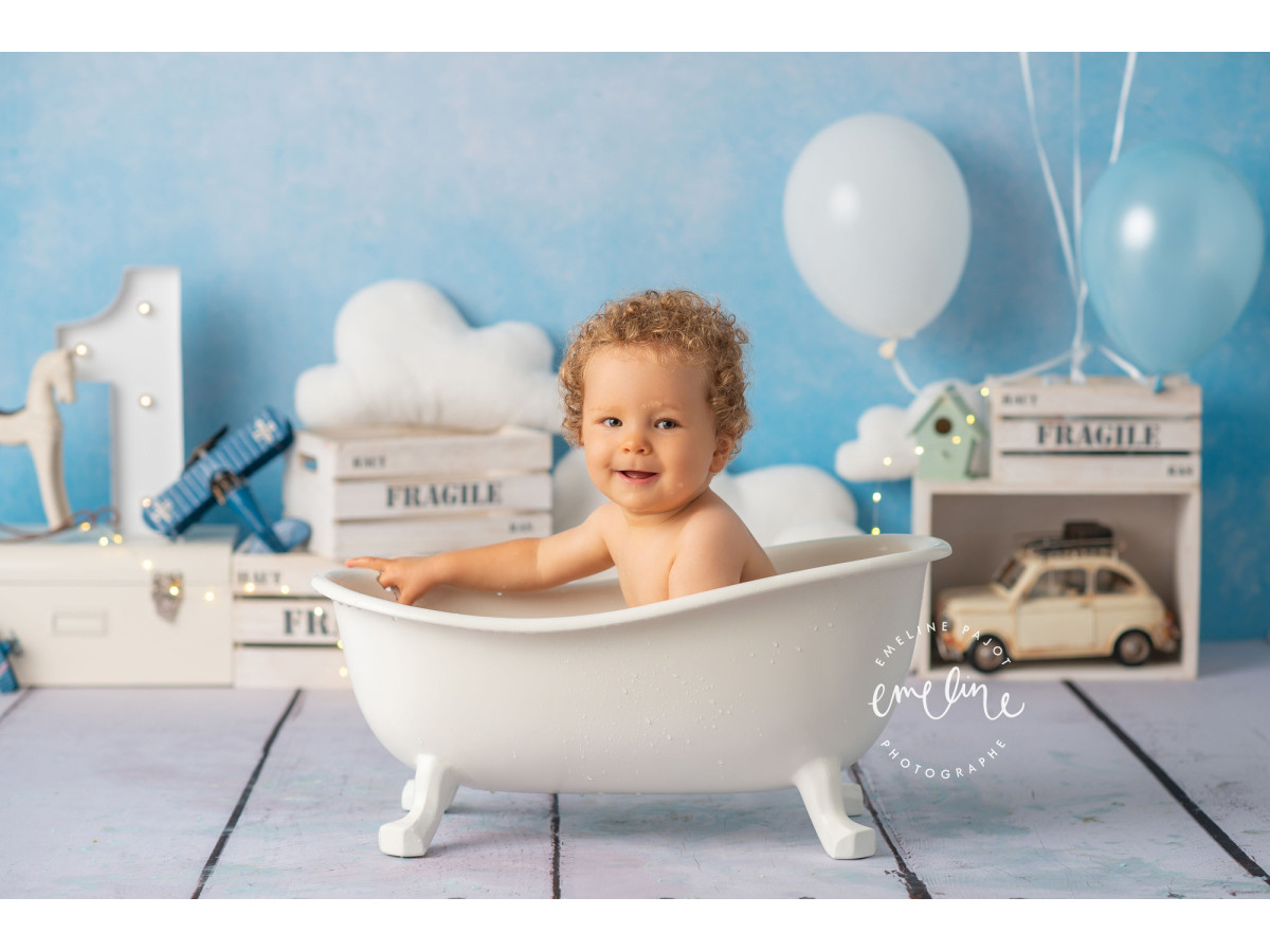 Fond photo bébé et smash cake Leon II – mur bleu avec ballons, nuages et caisses fragile | Colors&Drops