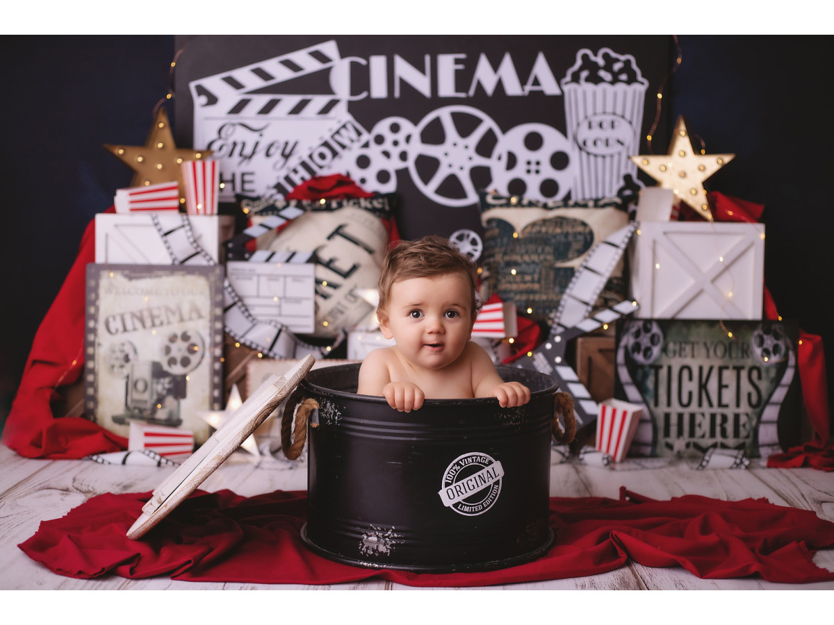 Fondo fotográfico de bebé y smash cake Cinema – decorado de cine con claqueta, bobinas y palomitas | Colors&Drops