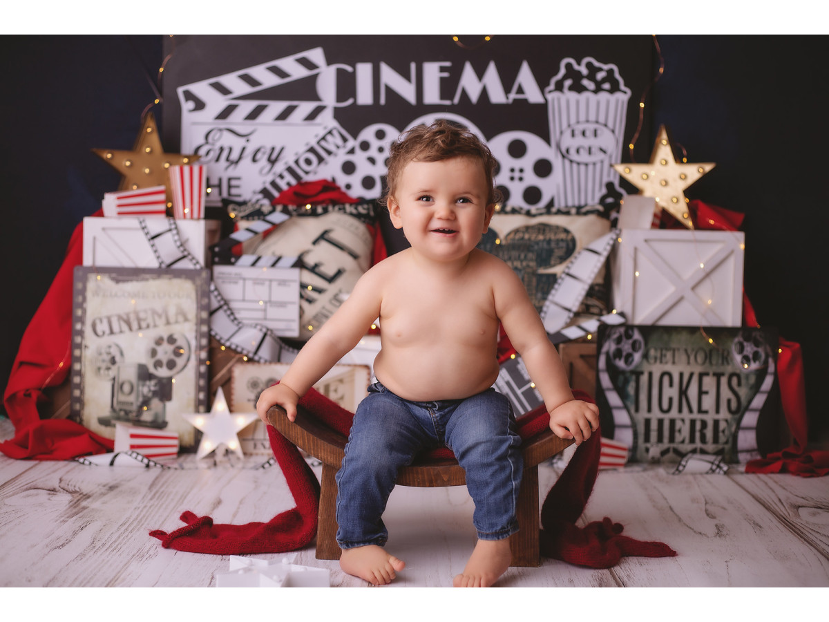 Fondo fotográfico de bebé y smash cake Cinema – decorado de cine con claqueta, bobinas y palomitas | Colors&Drops