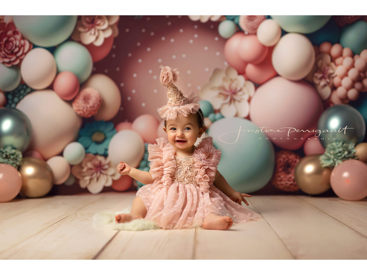 Baby & cake smash photo backdrop Tandem – pastel balloon and flower arch on light wooden floor | Colors&Drops