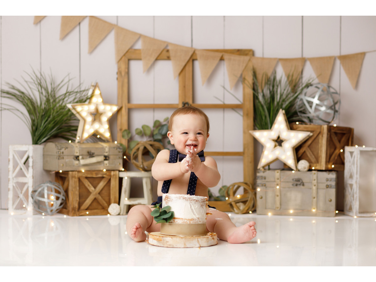 Fondo fotográfico de bebé y smash cake Valege – pared de madera blanca con banderines, estrellas y cajas | Colors&Drops
