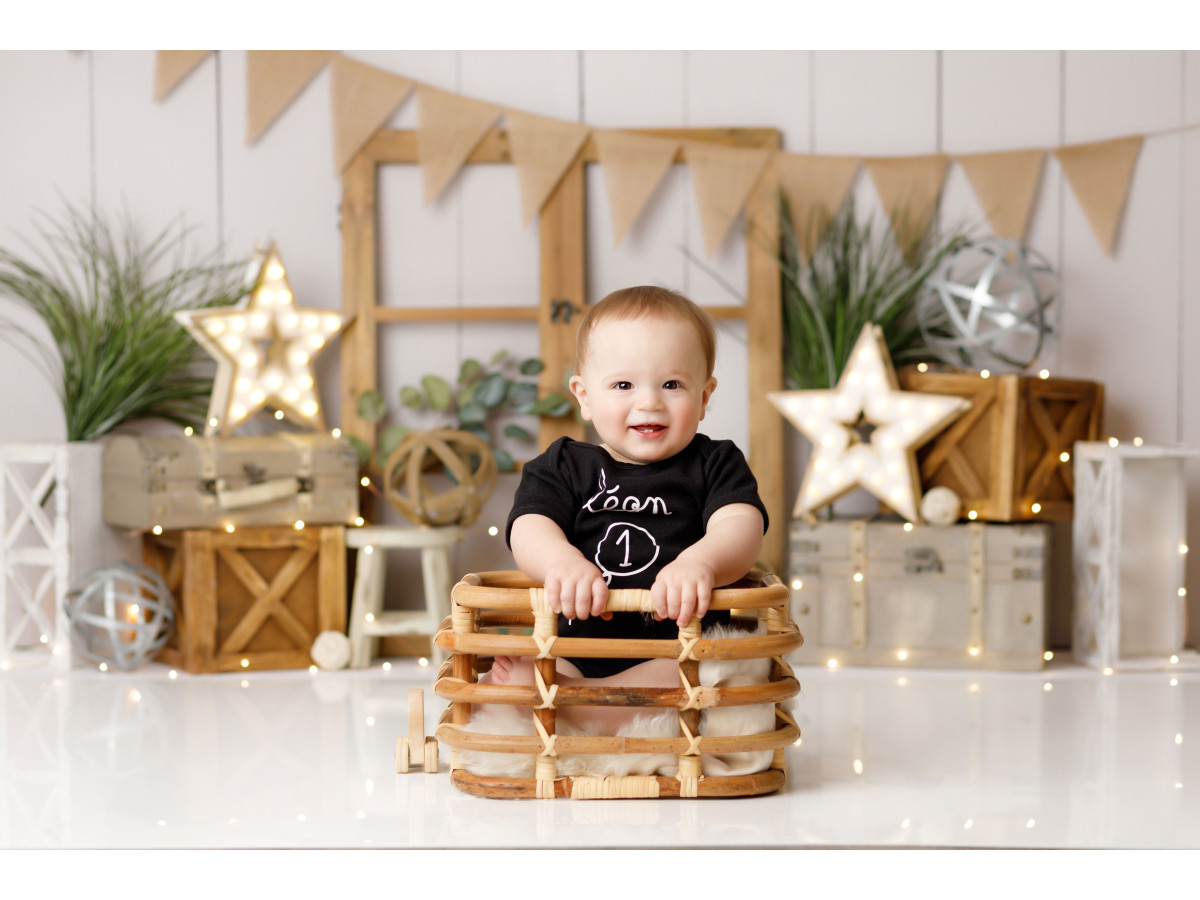Fondo fotográfico de bebé y smash cake Valege – pared de madera blanca con banderines, estrellas y cajas | Colors&Drops
