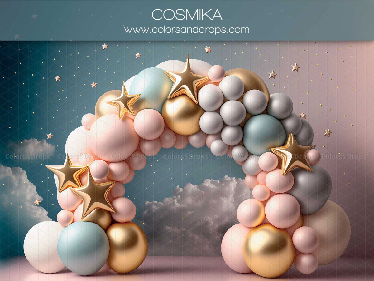 Fond photo bébé et smash cake Cosmika – arche de ballons pastel et étoiles dorées dans les nuages | Colors&Drops