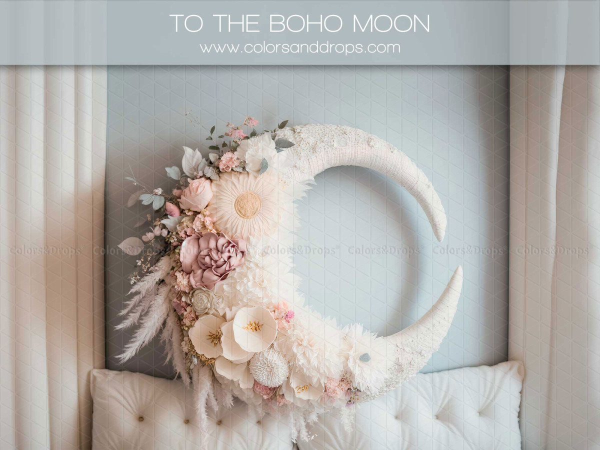 Fond photo fête des mères et des pères To the Boho Moon – croissant de lune décoré de fleurs et plumes pastel | Colors&Drops