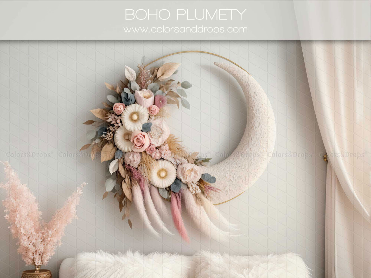 Fond photo fête des mères et des pères Boho Plumety – croissant de lune fleuri avec plumes et rideaux crème | Colors&Drops