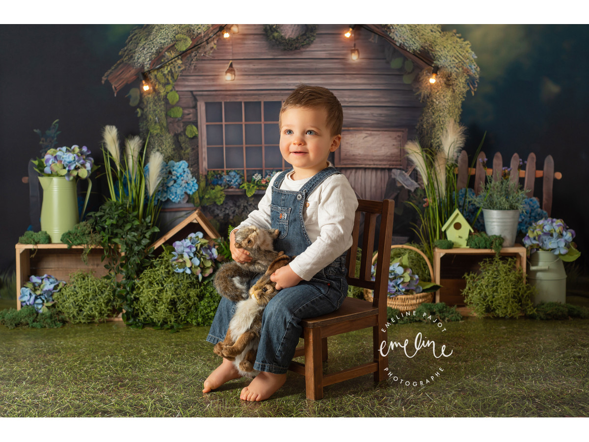 Fondo fotográfico de bebé y smash cake La Cabana – cabaña de madera con guirnalda de luces e hortensias | Colors&Drops