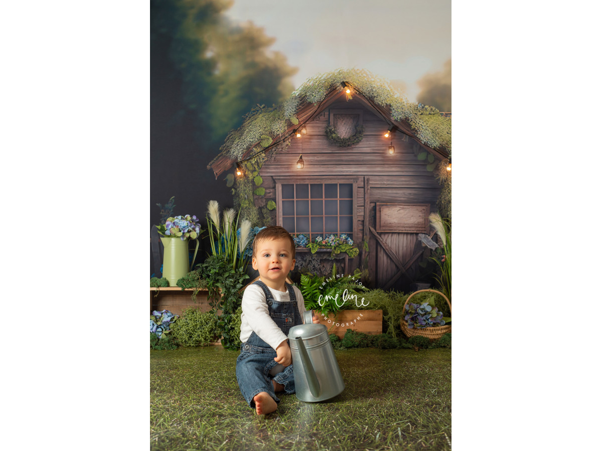 Fondo fotográfico de bebé y smash cake La Cabana – cabaña de madera con guirnalda de luces e hortensias | Colors&Drops