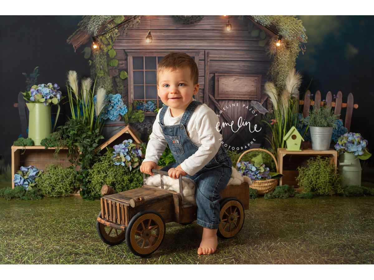Fondo fotográfico de bebé y smash cake La Cabana – cabaña de madera con guirnalda de luces e hortensias | Colors&Drops