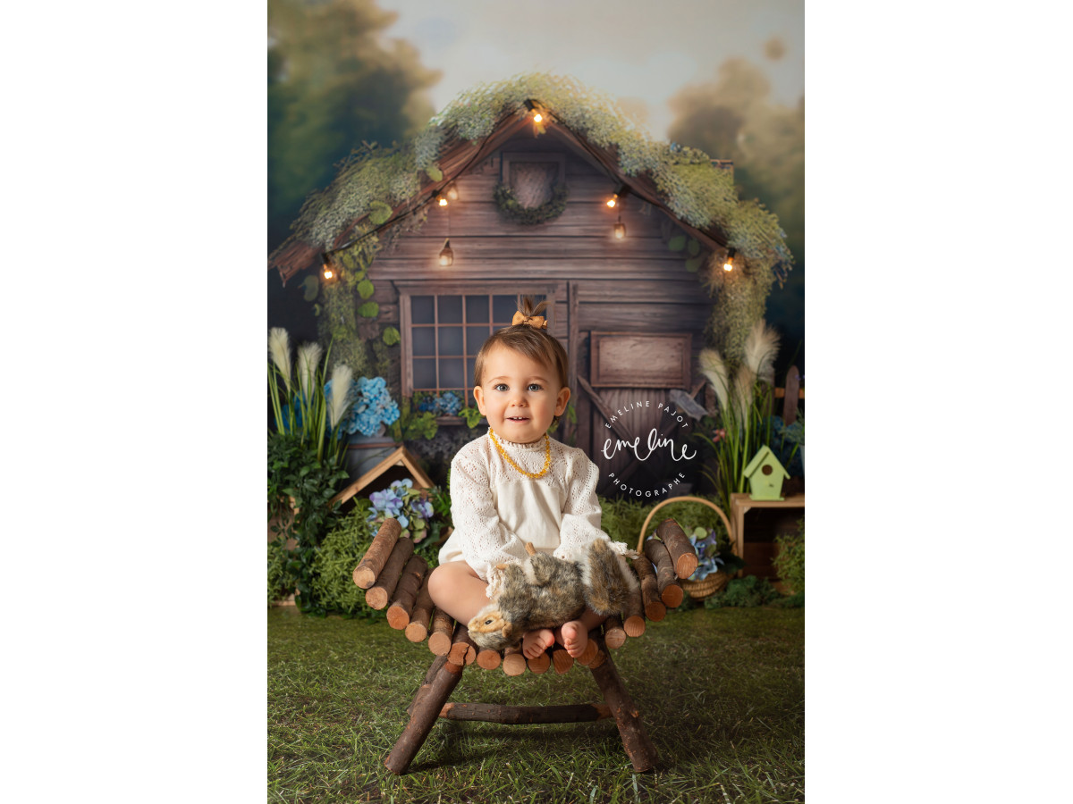 Fondo fotográfico de bebé y smash cake La Cabana – cabaña de madera con guirnalda de luces e hortensias | Colors&Drops