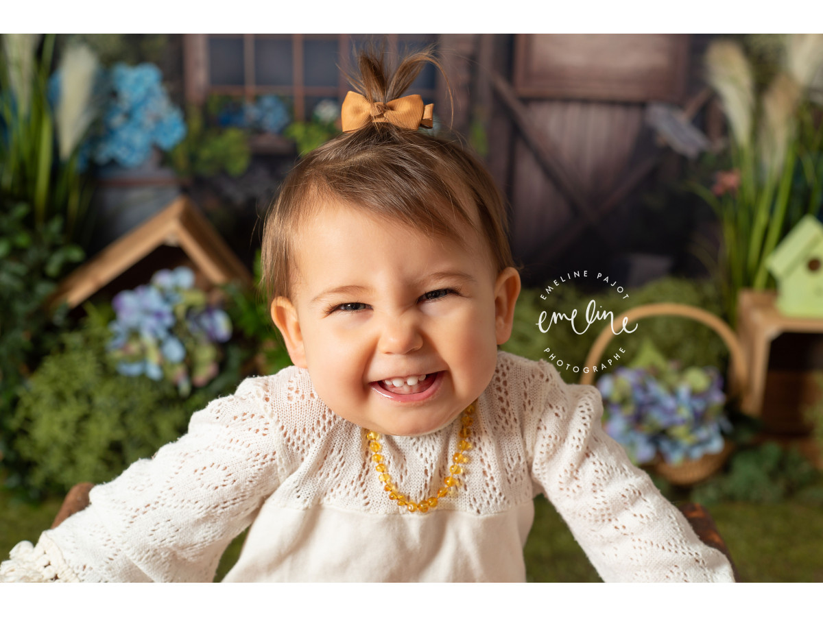 Fondo fotográfico de bebé y smash cake La Cabana – cabaña de madera con guirnalda de luces e hortensias | Colors&Drops