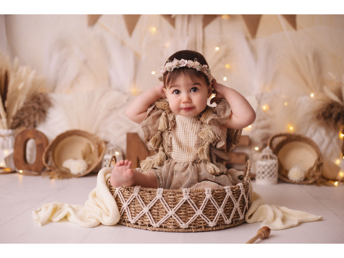 Fondo fotográfico de bebé y smash cake Boho Pampas – decorado bohemio con banderines de yute, pampa y cojines | Colors&Drops