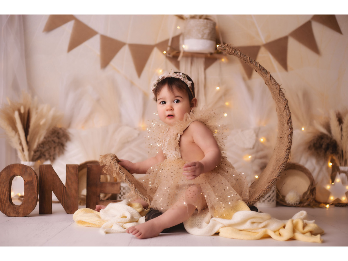 Fondo fotográfico de bebé y smash cake Boho Pampas – decorado bohemio con banderines de yute, pampa y cojines | Colors&Drops