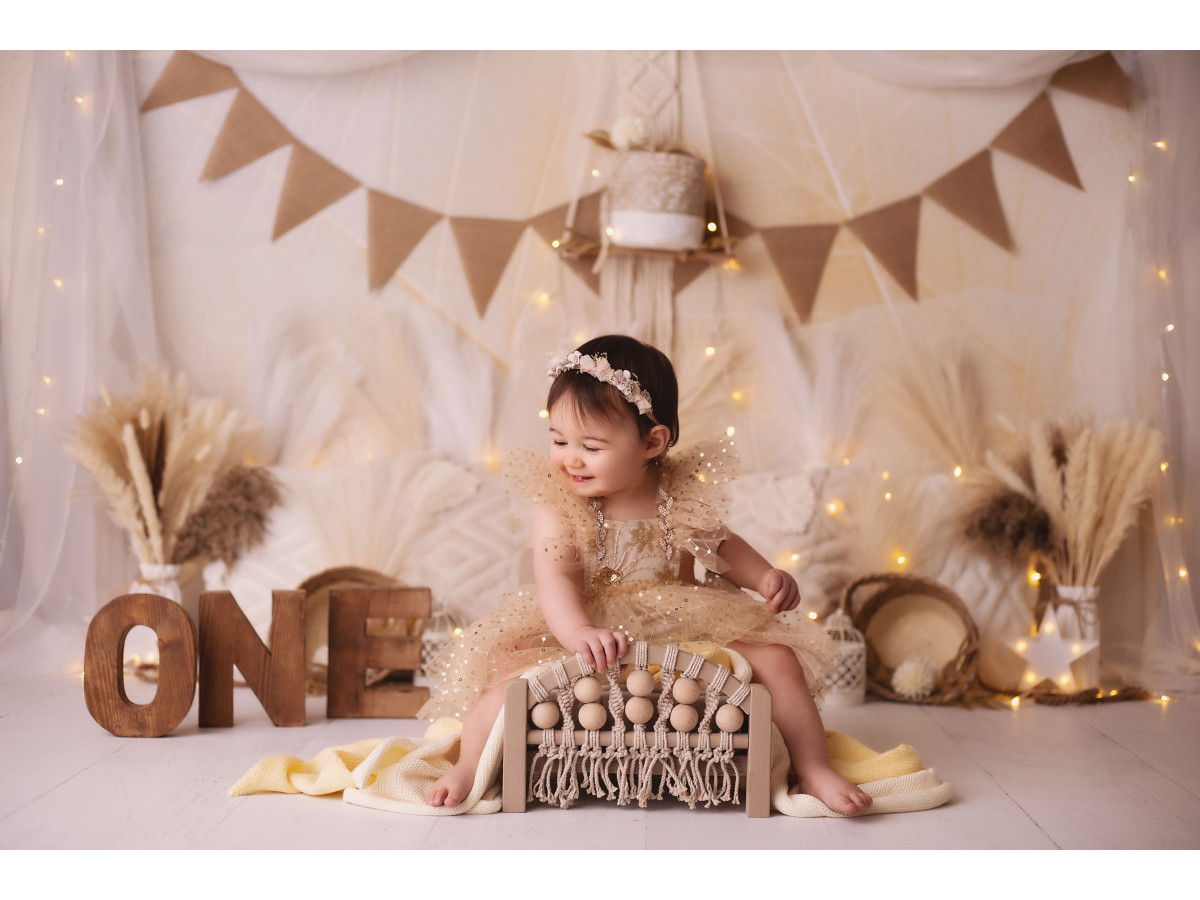 Fondo fotográfico de bebé y smash cake Boho Pampas – decorado bohemio con banderines de yute, pampa y cojines | Colors&Drops