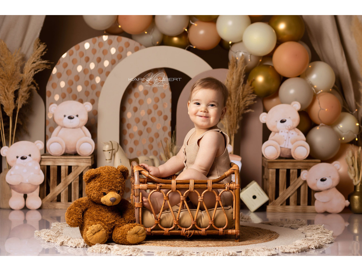 Baby & cake smash photo backdrop Teddy Pampas – teddy bears, balloons and pampas grass in front of arches | Colors&Drops