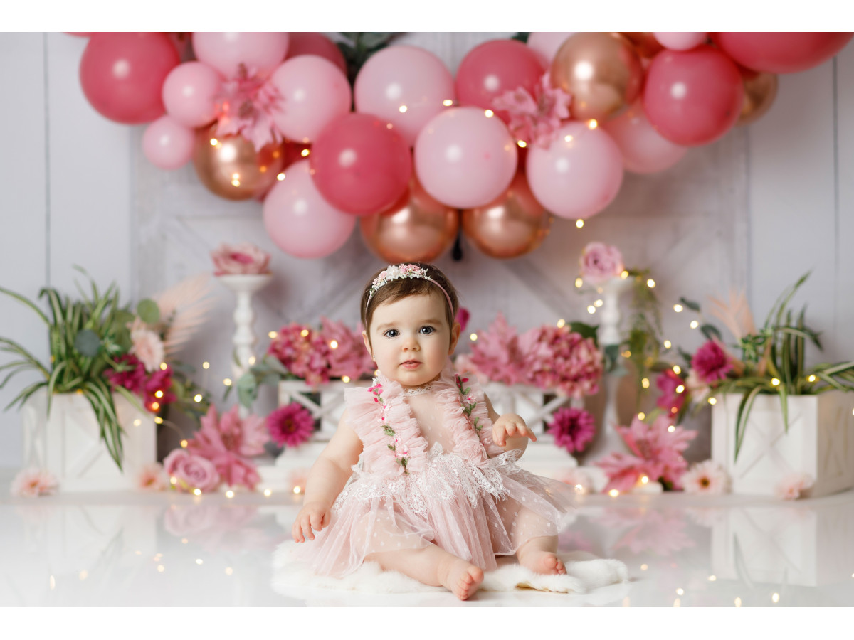 Fond photo bébé et smash cake Mini Spring – arche de ballons roses avec couronne sur bois blanc | Colors&Drops