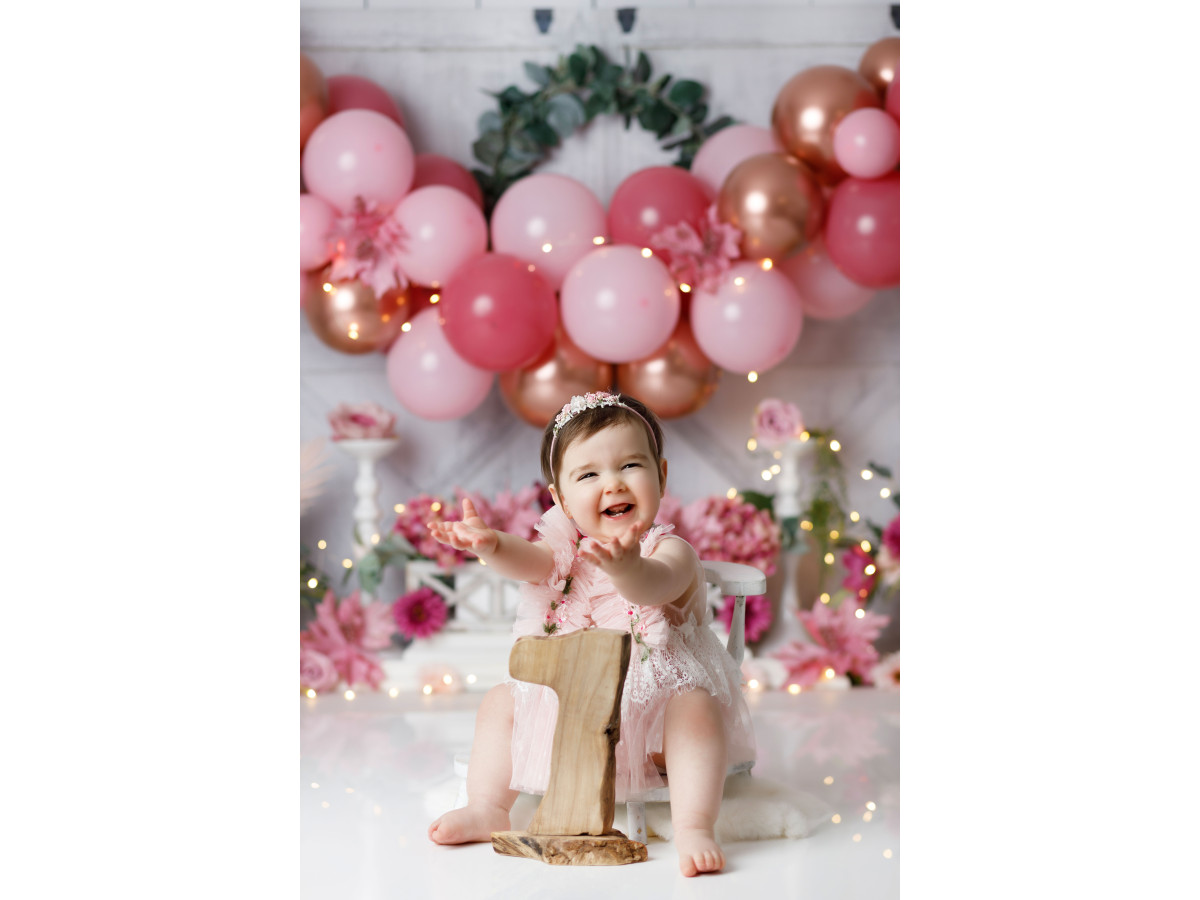 Fond photo bébé et smash cake Mini Spring – arche de ballons roses avec couronne sur bois blanc | Colors&Drops