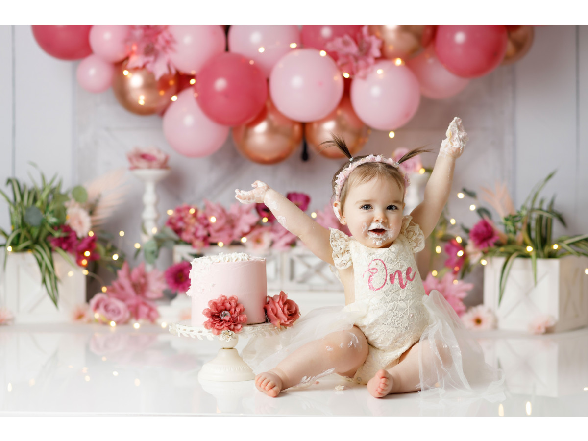 Fond photo bébé et smash cake Mini Spring – arche de ballons roses avec couronne sur bois blanc | Colors&Drops
