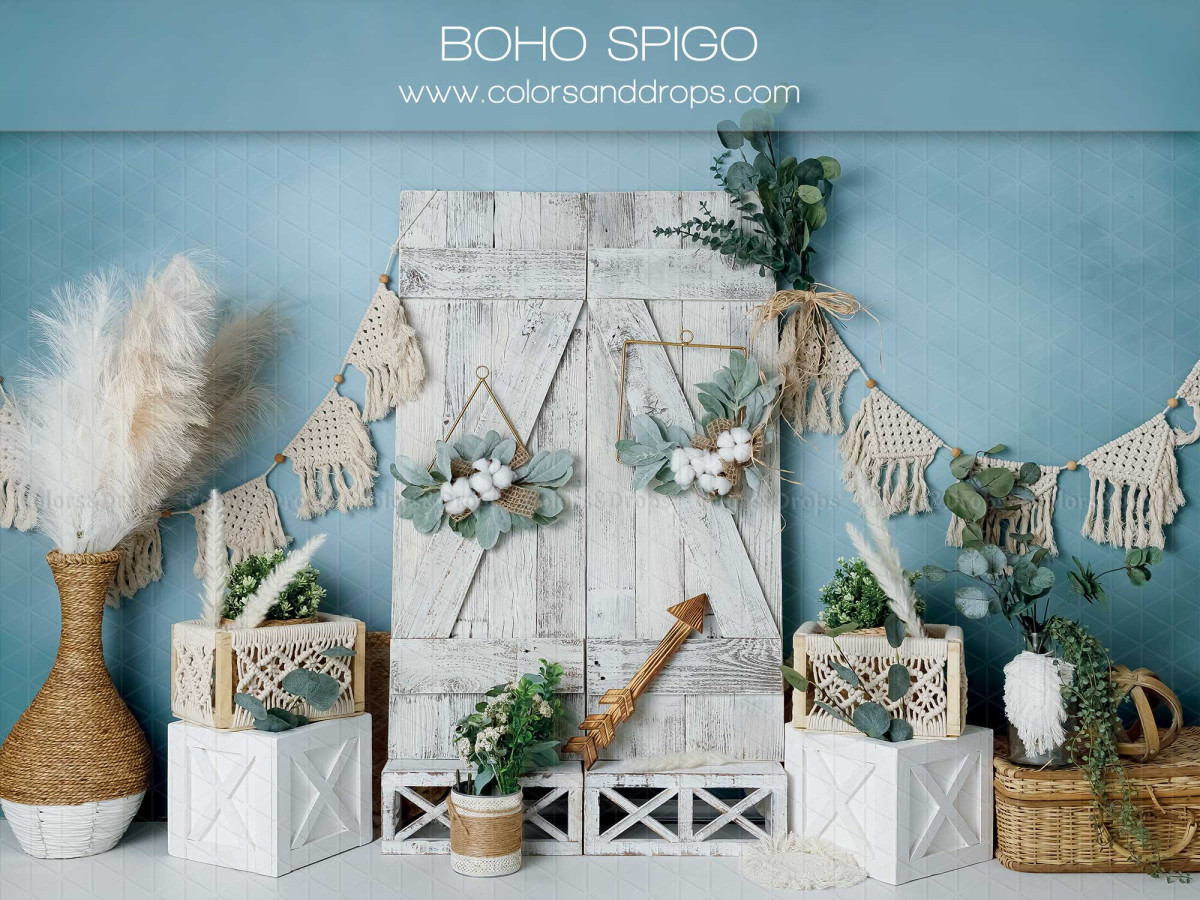 Fond photo bébé et smash cake Boho Spigo – porte en bois blanc sur mur bleu avec pampa et fanions | Colors&Drops