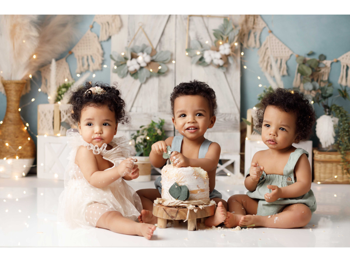 Fond photo bébé et smash cake Boho Spigo – porte en bois blanc sur mur bleu avec pampa et fanions | Colors&Drops