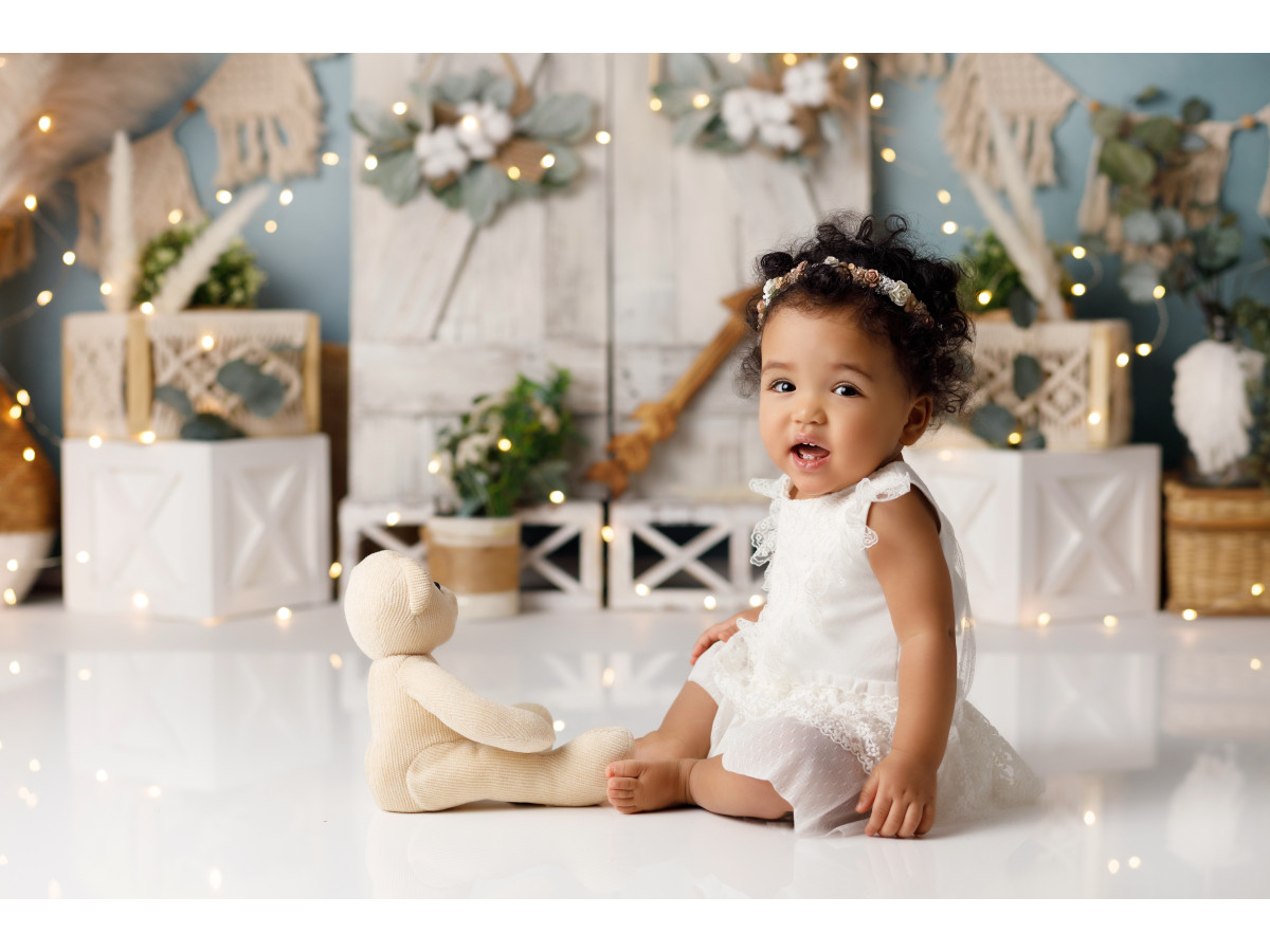 Fond photo bébé et smash cake Boho Spigo – porte en bois blanc sur mur bleu avec pampa et fanions | Colors&Drops