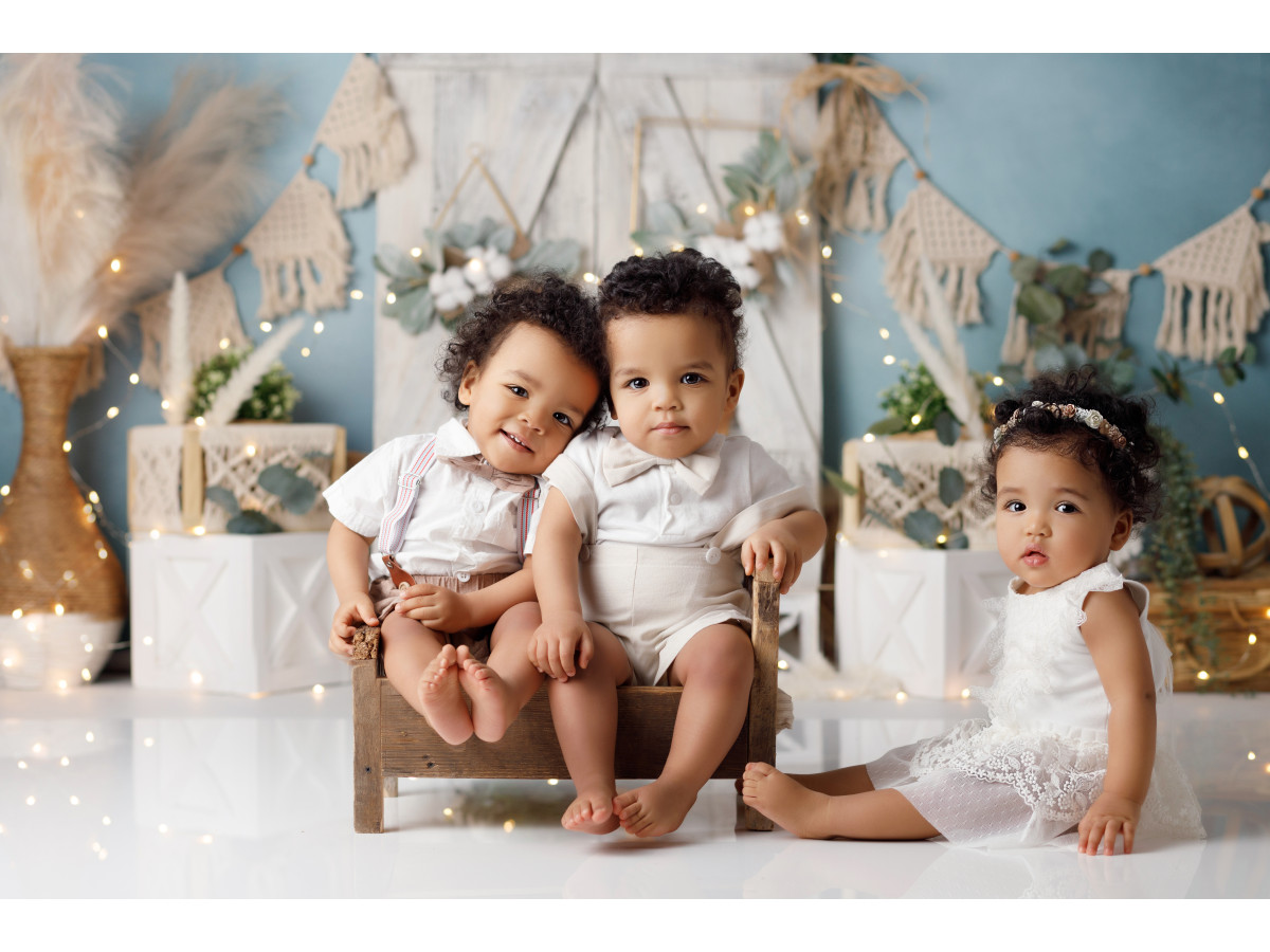 Fond photo bébé et smash cake Boho Spigo – porte en bois blanc sur mur bleu avec pampa et fanions | Colors&Drops