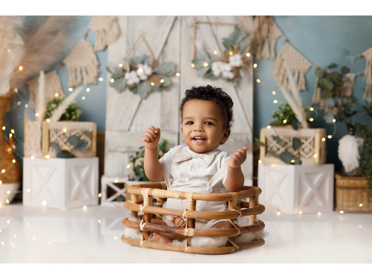 Fond photo bébé et smash cake Boho Spigo – porte en bois blanc sur mur bleu avec pampa et fanions | Colors&Drops