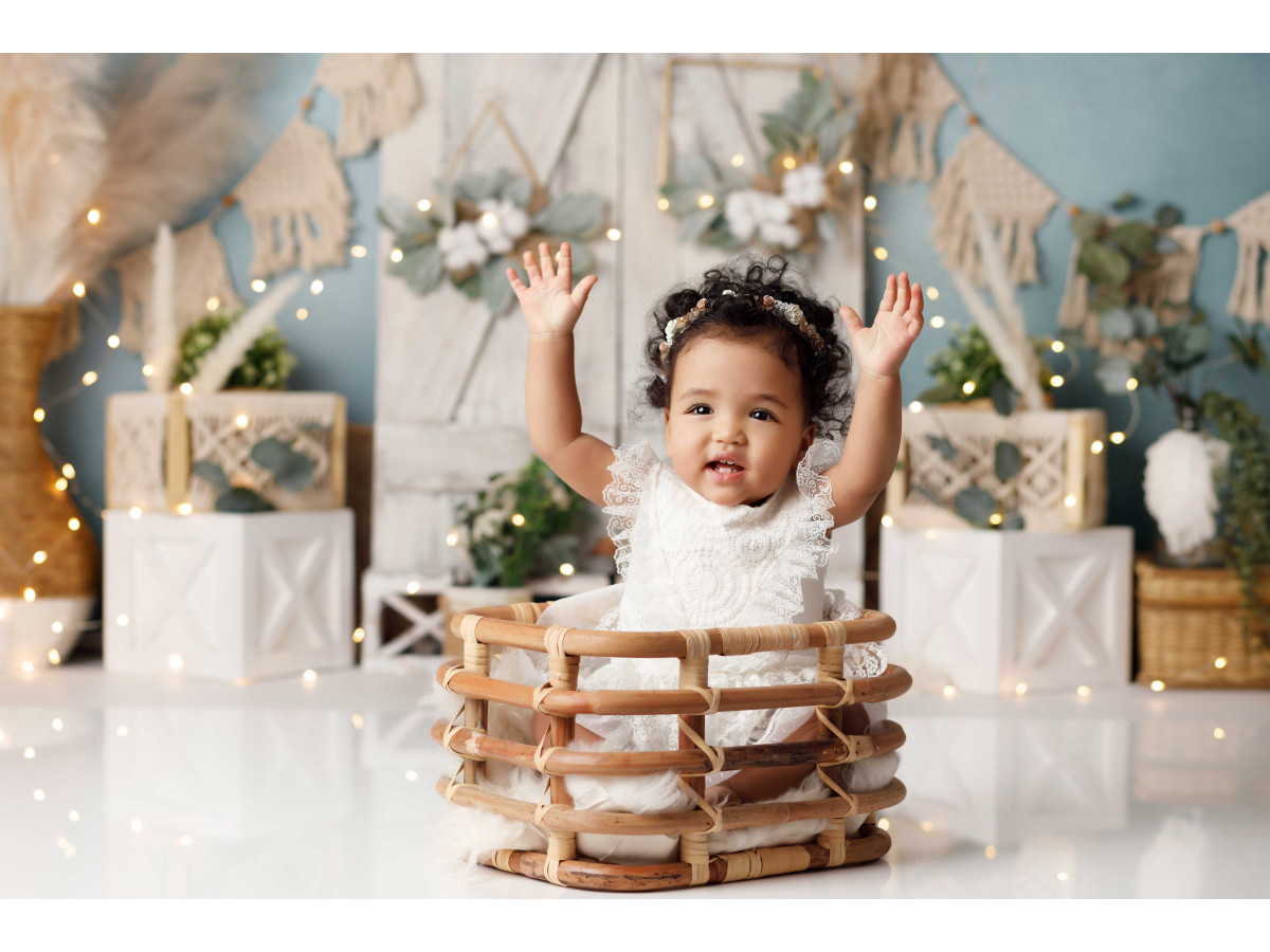 Fond photo bébé et smash cake Boho Spigo – porte en bois blanc sur mur bleu avec pampa et fanions | Colors&Drops