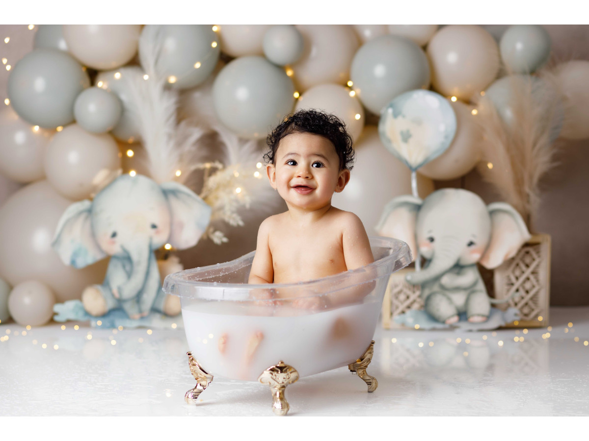 Baby & cake smash photo backdrop Elephantino – sage and beige balloon arch with plush elephants | Colors&Drops