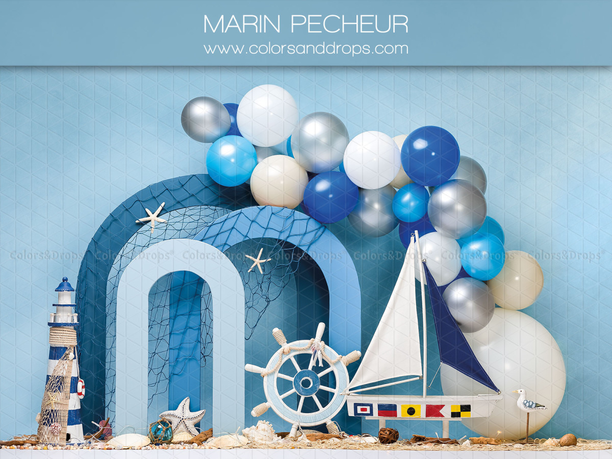 Fondo fotográfico de bebé y smash cake Marin Pecheur – decorado marinero con velero, faro y globos azules | Colors&Drops