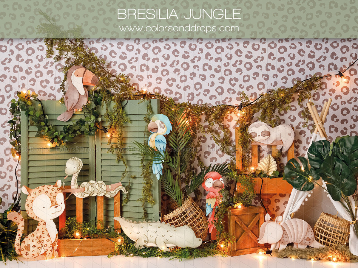 Fondo fotográfico de bebé y smash cake Bresilia Jungle – decorado de selva con loros, contraventanas y estampado | Colors&Drops