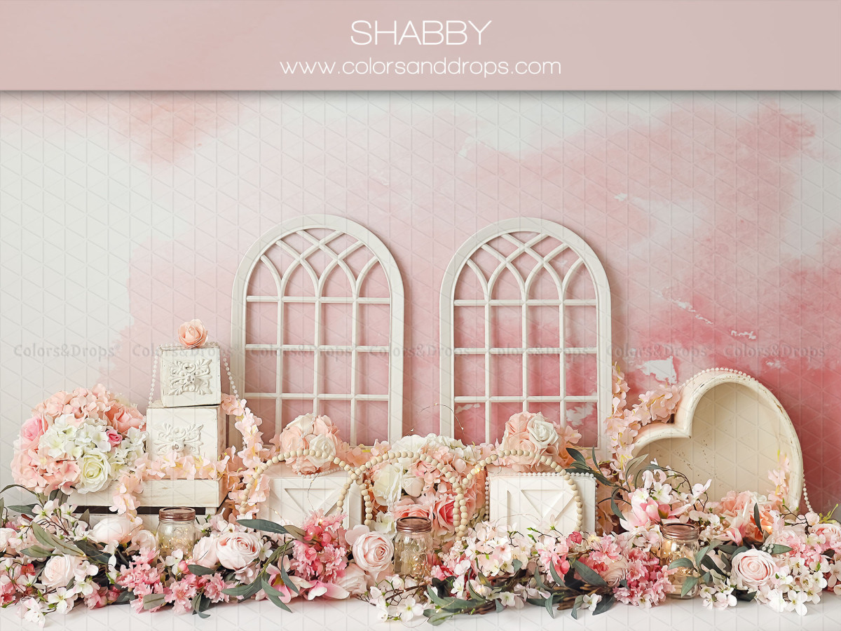 Fond photo bébé et smash cake Shabby – décor shabby chic rose avec fenêtres cintrées et fleurs | Colors&Drops
