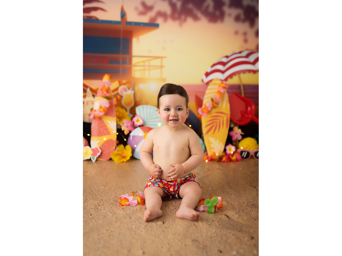 Fondo fotográfico de bebé y smash cake Oh My Beach – torre de socorrista en la playa al atardecer | Colors&Drops