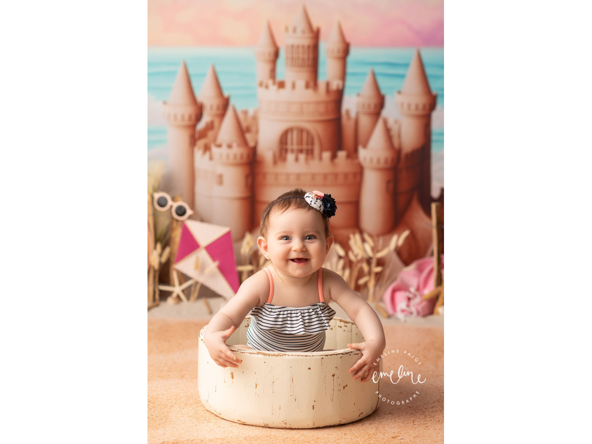 Baby & cake smash photo backdrop Plage des Dunes – sandcastle on the beach with kites | Colors&Drops