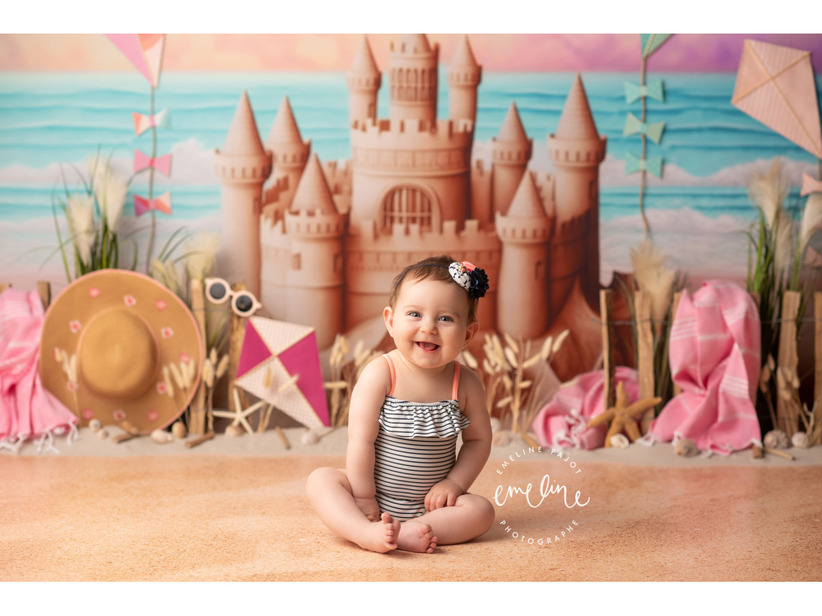 Baby & cake smash photo backdrop Plage des Dunes – sandcastle on the beach with kites | Colors&Drops