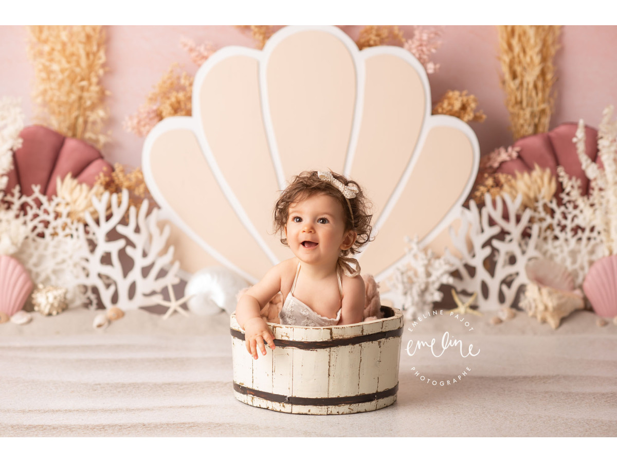 Fond photo bébé et smash cake Coquillage – coquillage géant avec coraux et herbes sèches sur fond rose | Colors&Drops