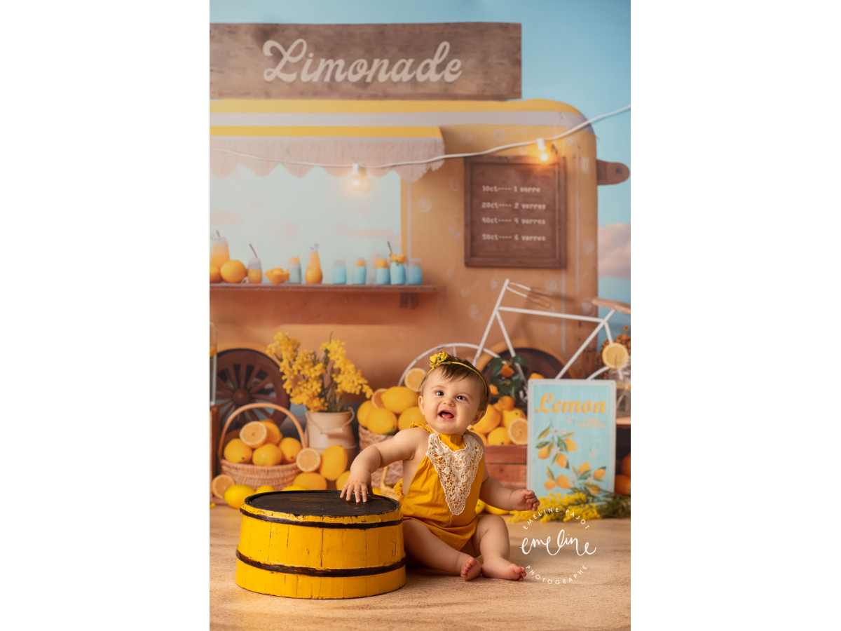 Baby & cake smash photo backdrop Fresh Limonade – lemonade stand with lemons, bicycle and string lights | Colors&Drops