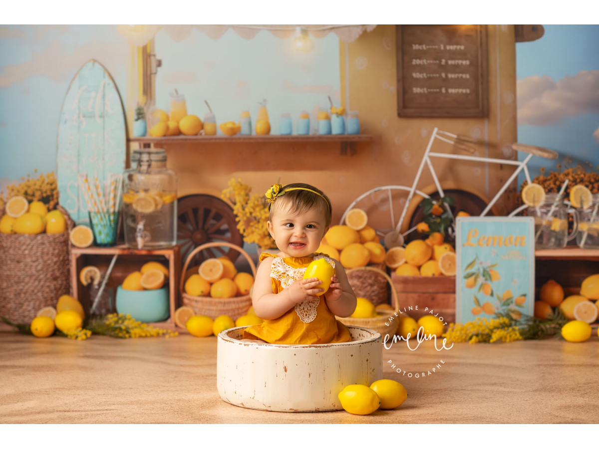 Baby & cake smash photo backdrop Fresh Limonade – lemonade stand with lemons, bicycle and string lights | Colors&Drops