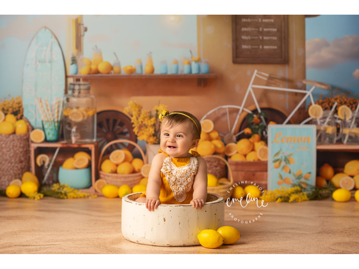 Baby & cake smash photo backdrop Fresh Limonade – lemonade stand with lemons, bicycle and string lights | Colors&Drops