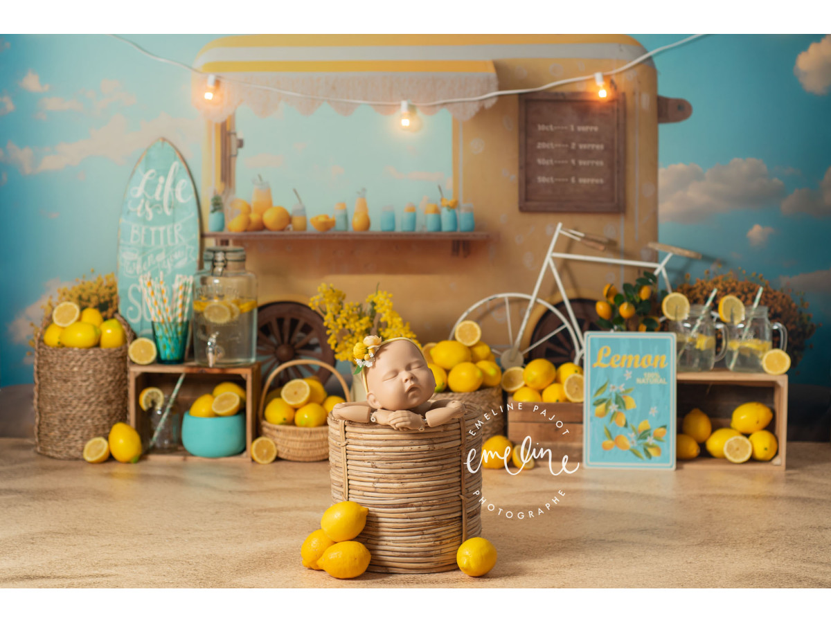 Baby & cake smash photo backdrop Fresh Limonade – lemonade stand with lemons, bicycle and string lights | Colors&Drops
